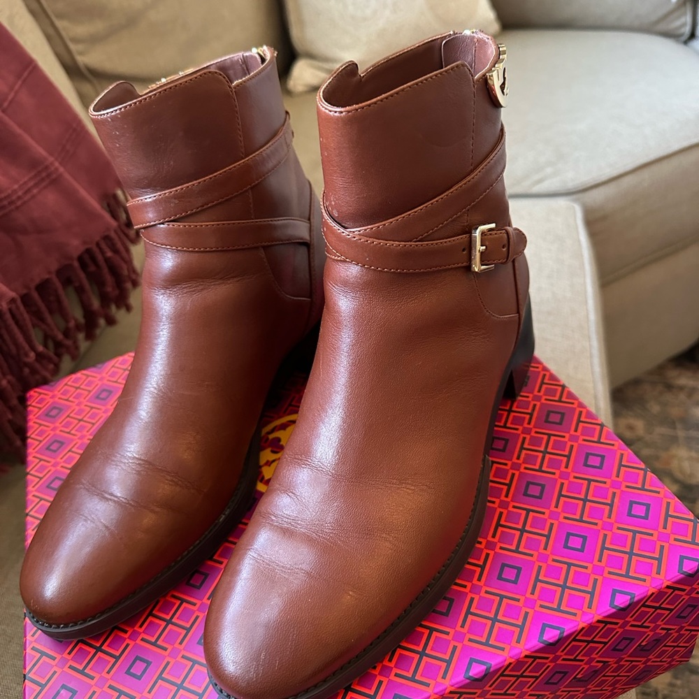Tory Burch booties, brown color, size9.5, like new